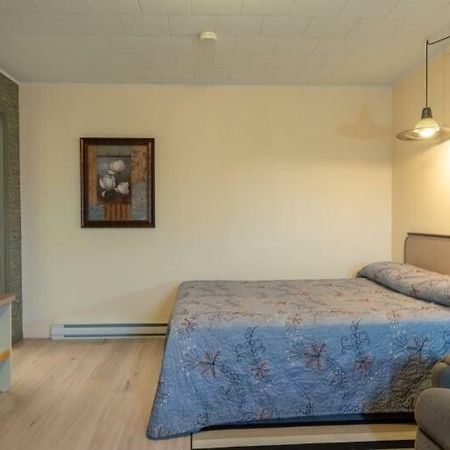 Motel Claude Degelis Bagian luar foto