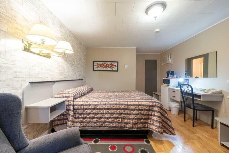 Motel Claude Degelis Bagian luar foto