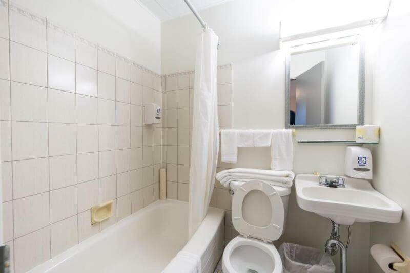 Motel Claude Degelis Bagian luar foto