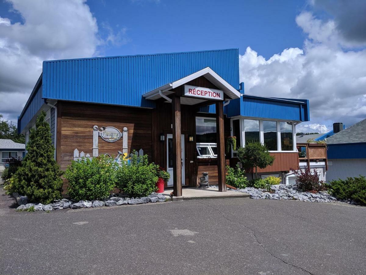 Motel Claude Degelis Bagian luar foto