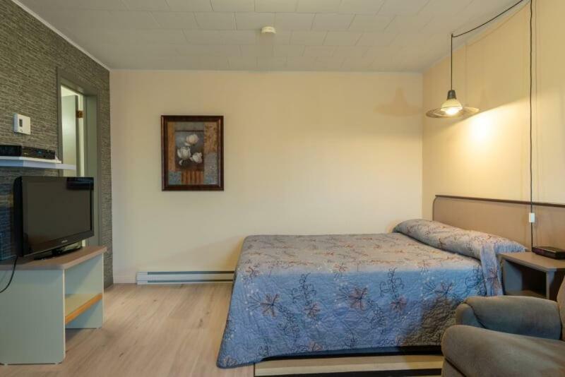 Motel Claude Degelis Bagian luar foto