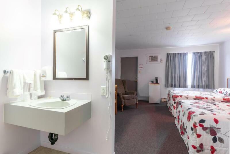 Motel Claude Degelis Bagian luar foto
