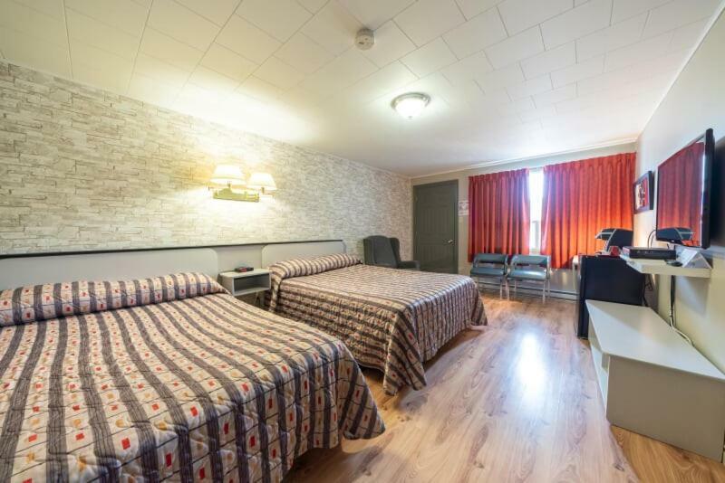 Motel Claude Degelis Bagian luar foto