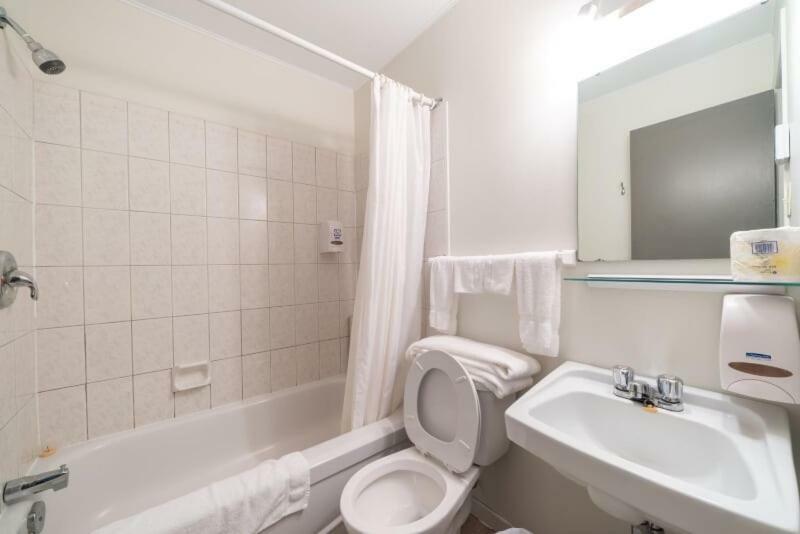 Motel Claude Degelis Bagian luar foto
