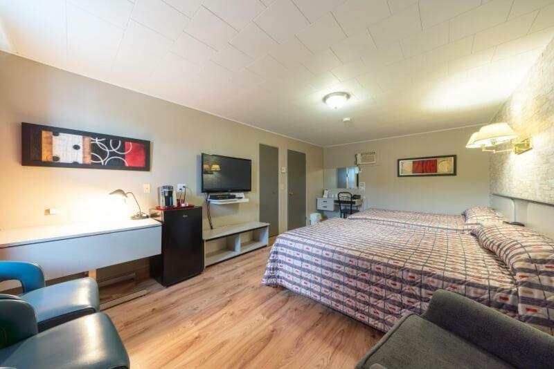 Motel Claude Degelis Bagian luar foto