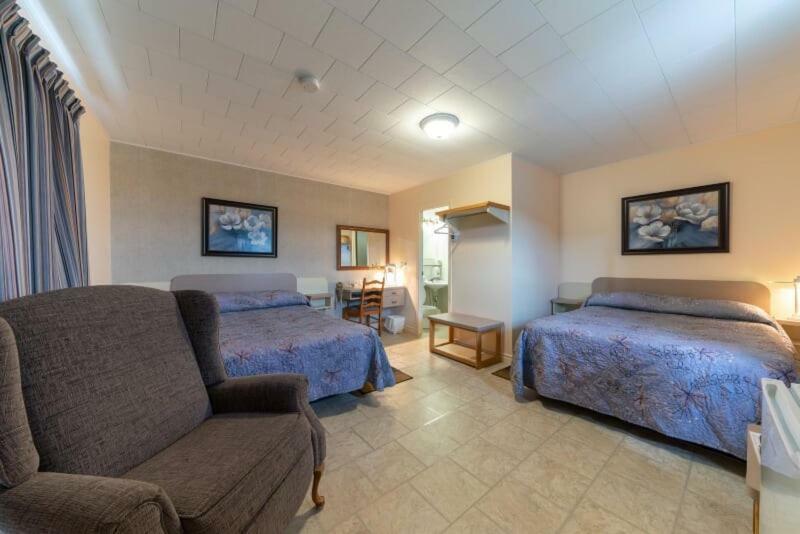 Motel Claude Degelis Bagian luar foto