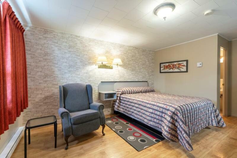 Motel Claude Degelis Bagian luar foto