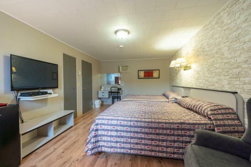 Motel Claude Degelis Bagian luar foto