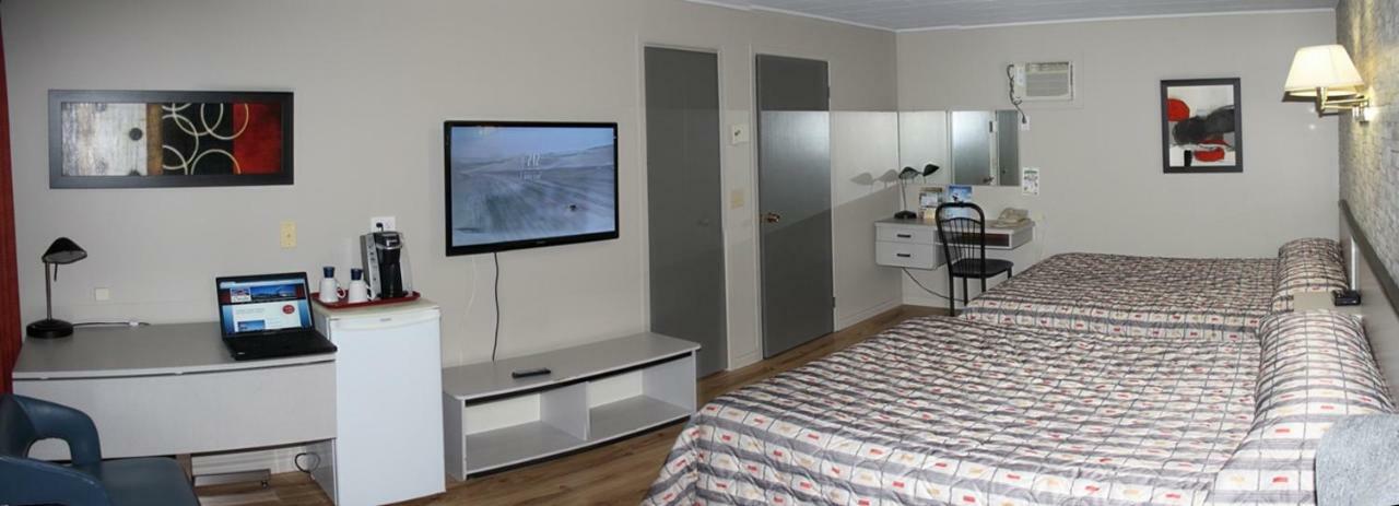 Motel Claude Degelis Bagian luar foto